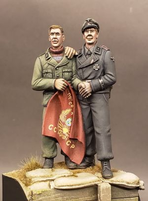 S2KW100 - German AFV crew posing with flag